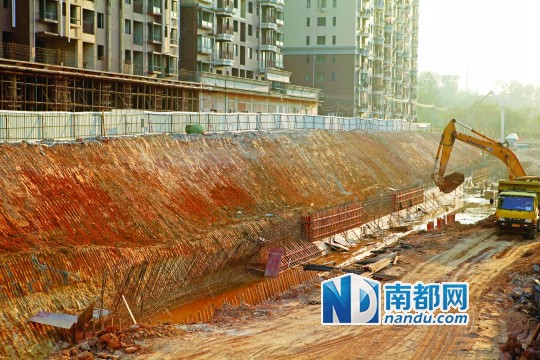 惠州下角青年河整治施工现场,河道清淤已完成,大型机械入场施工