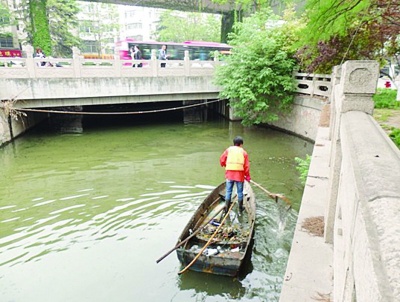 南京大桥南路河段进行漂浮物打捞