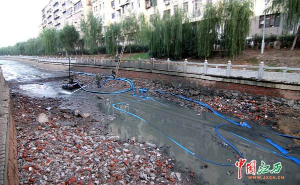 南昌城市人工河湖“玉带河”清淤现场